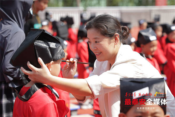 一撇一捺学写“人” 泰安岳峰小学一年级新生举行开笔礼