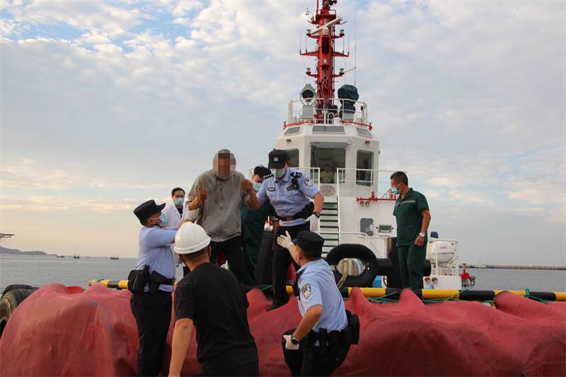 威海出入境边防检查站开通“绿色通道”紧急救助受伤船员