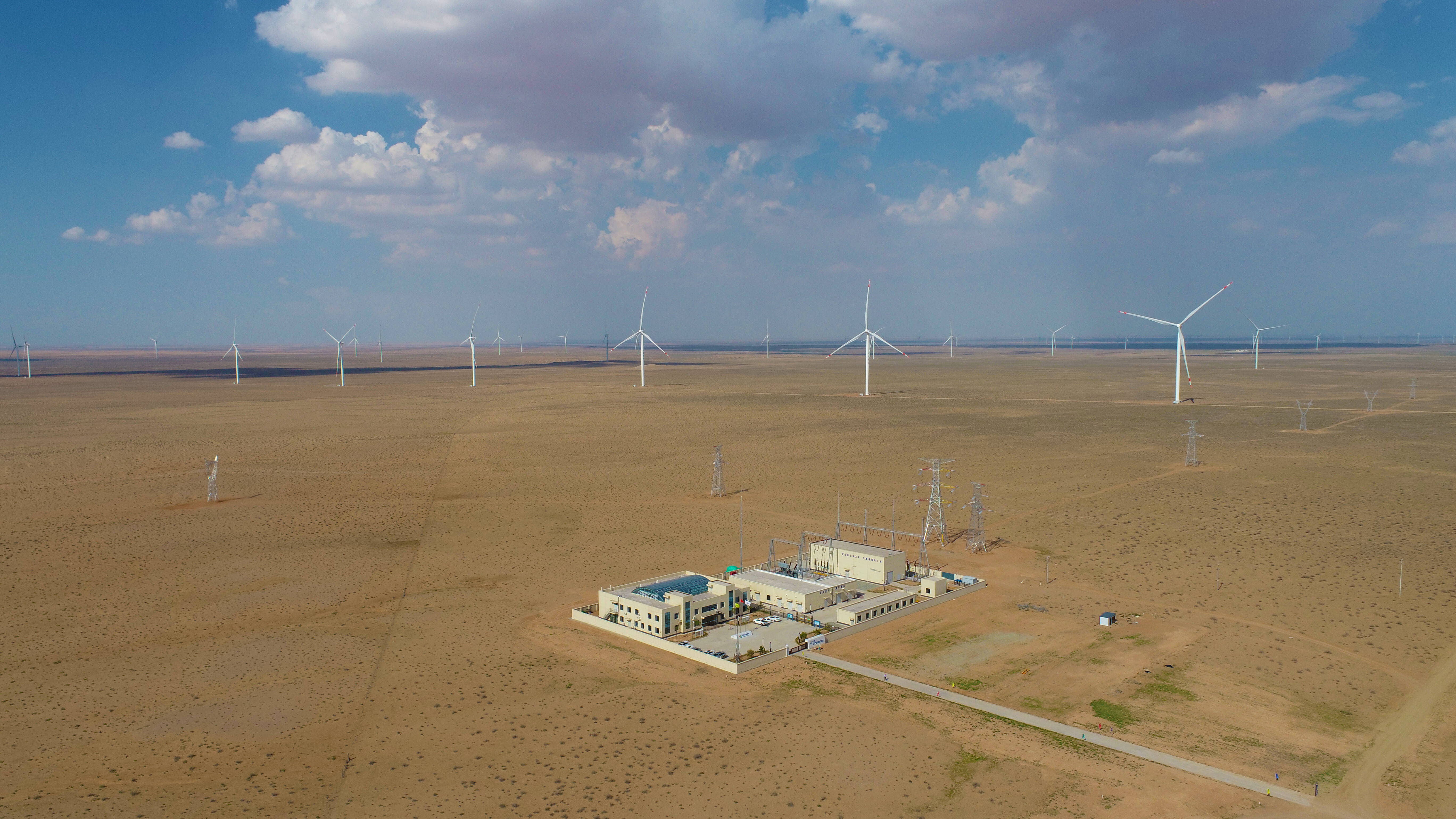 西北“风光”无限好 汇集风光之力 点亮绿色未来  ——山东能源电力集团西北新能源开启发展新征程