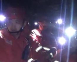 滨州七旬老人爬山摘酸枣受伤 消防员肩扛手抬成功救援