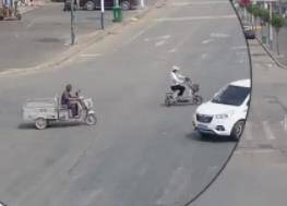 滨州：未戴头盔、分心驾驶 电动自行车驾驶员撞上路口左转车辆