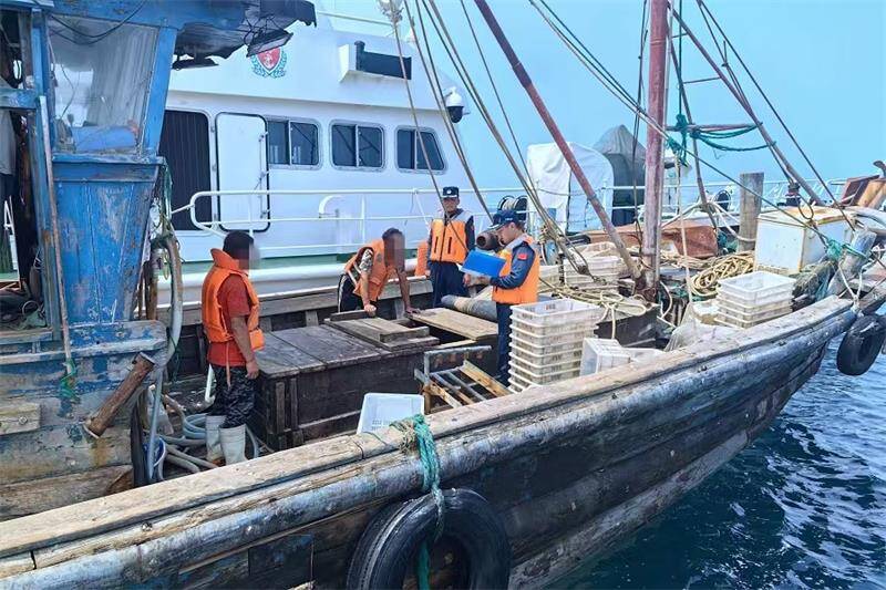 威海：岸上宣讲+海上巡逻 护航渔民安全出海