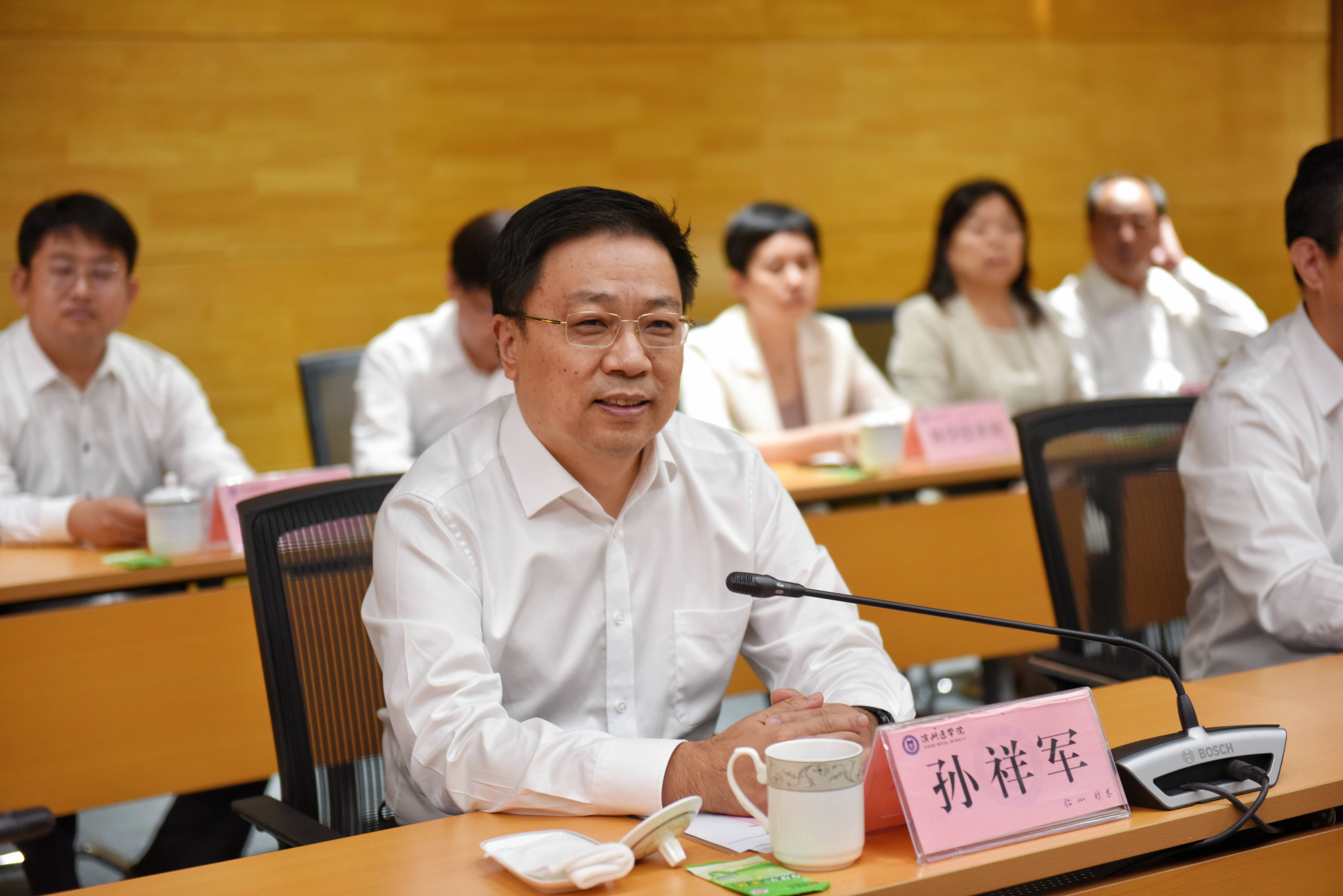 闪电号>校园>滨州医学院>签约仪式上,在殷锡瑞,李剑,孙祥军,黄飞的
