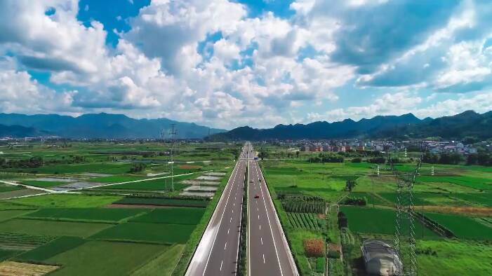 潍坊：高速公路即将迎来“双节”车流高峰 建议错时错峰出行