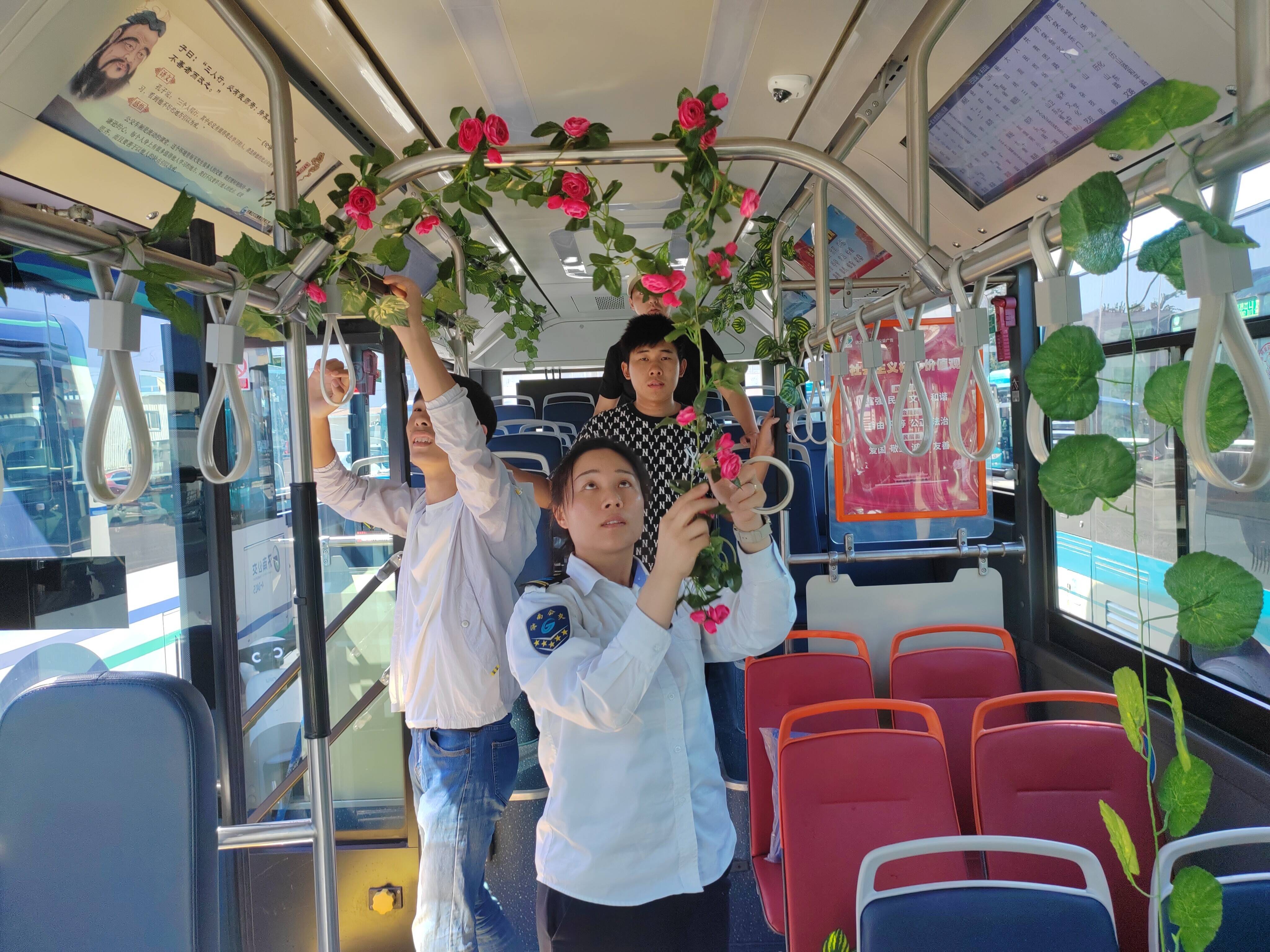 公交出行宣传周期间 济南S58定制公交与乘客开展互动活动
