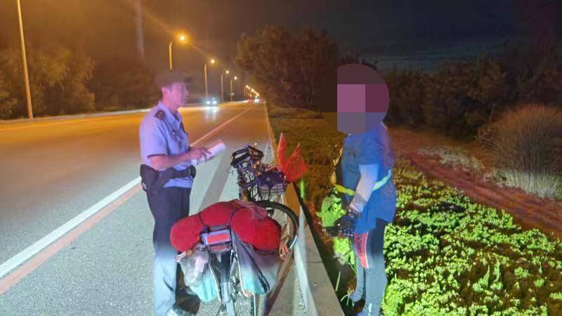 威海：五旬骑友深夜受困，民警火速出警救助