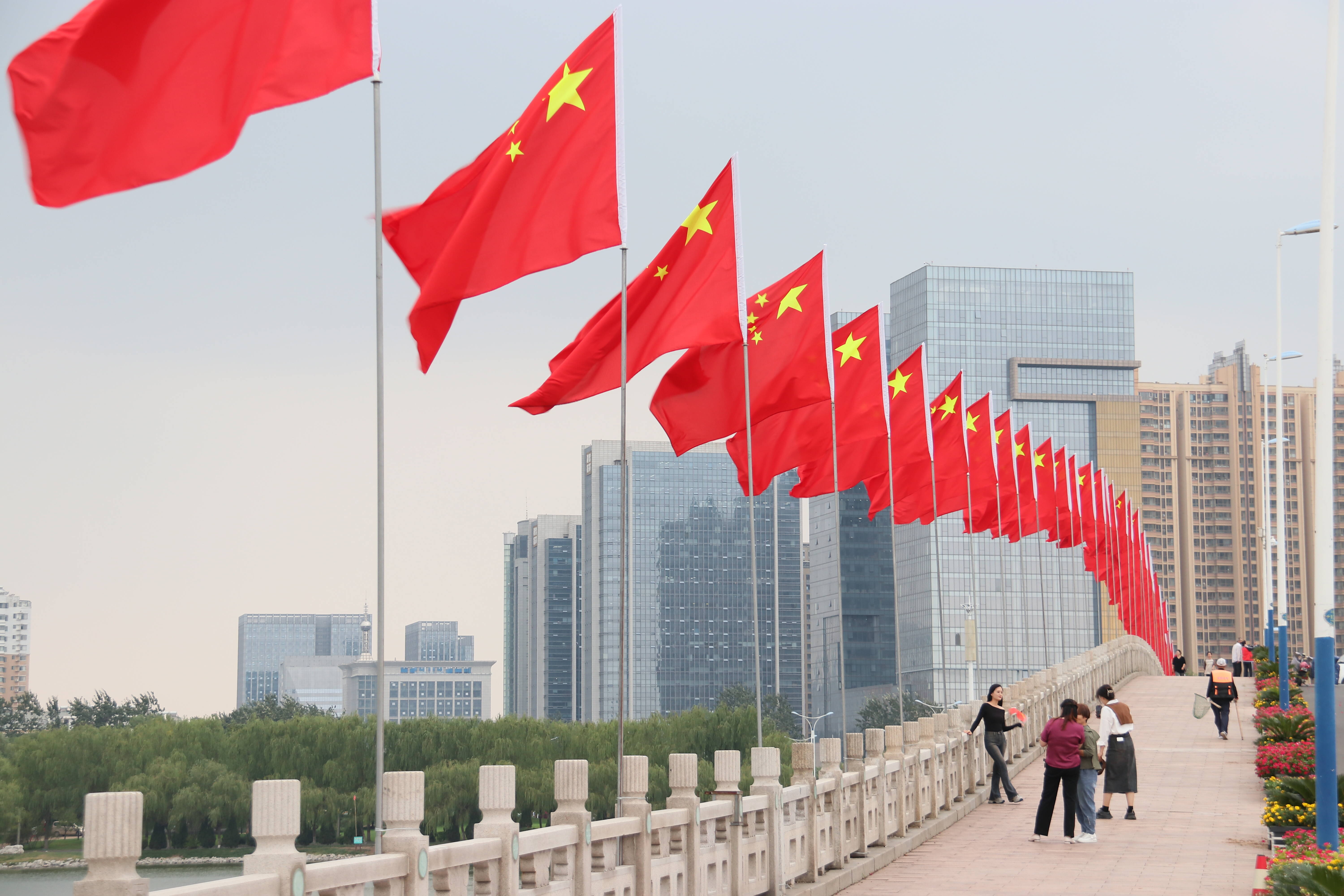 秋日的滨州 耀眼的“中国红”展现城市的生机活力