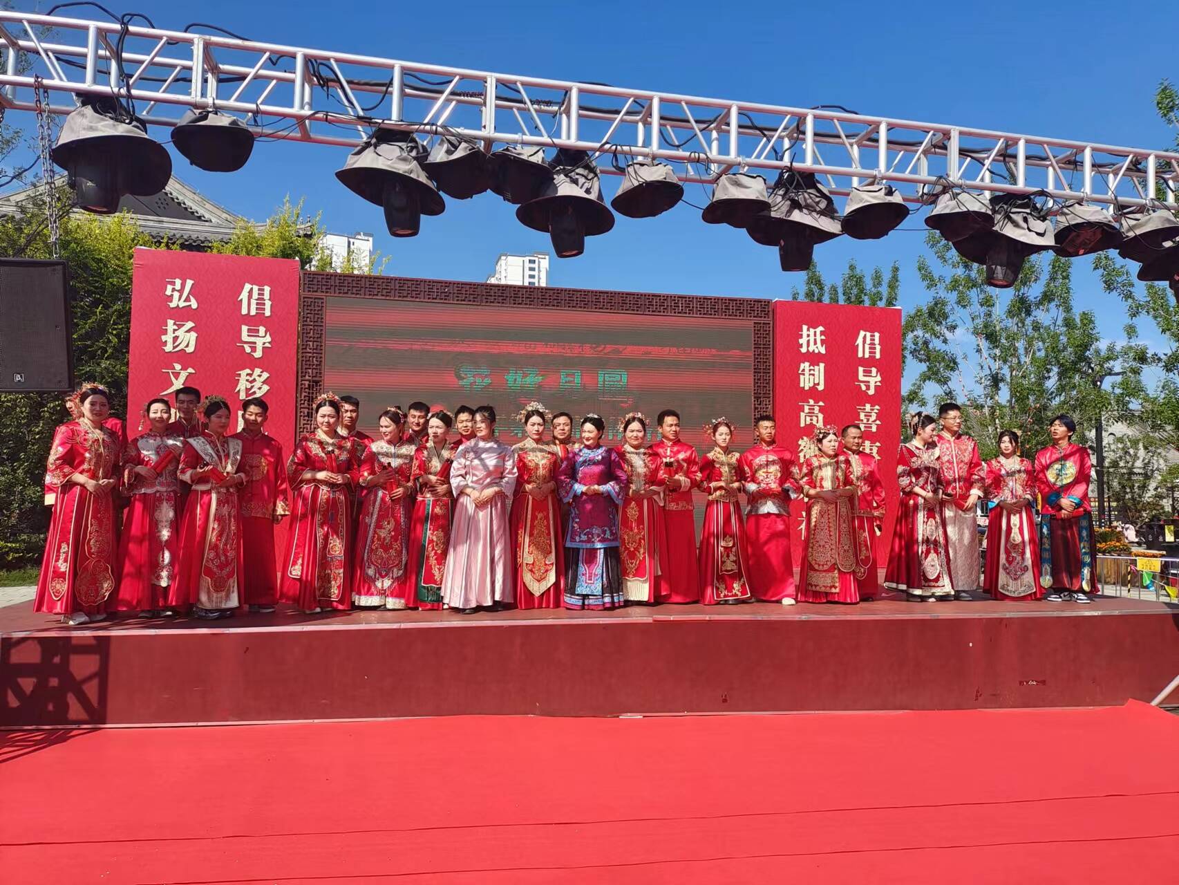 古典极简风 菏泽牡丹区为12对新人举行集体婚礼