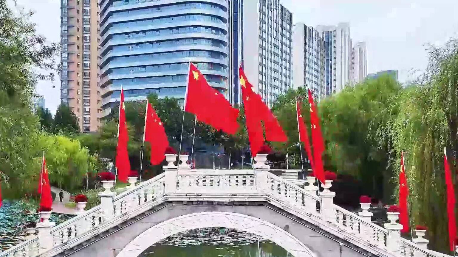 临沂盛装迎国庆 中国红点靓城市风景