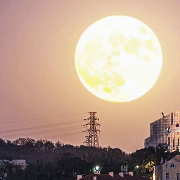闪电海报丨中秋，我们与月光邂逅