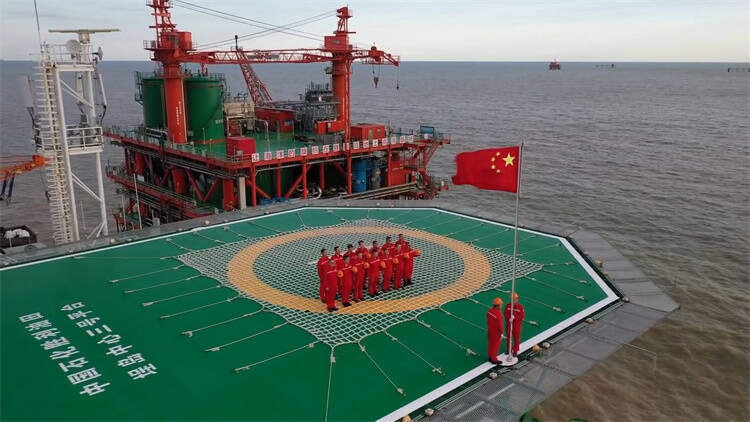 胜利油田干部员工在海上平台举行升国旗仪式祝福祖国