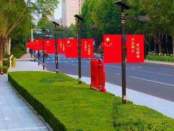 红旗飘扬 花团锦簇！山东各地迎国庆氛围浓 满城尽是“中国红”