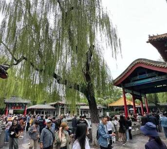 “超级黄金周”首日，济南市22家重点景区总共接待游客20.76万人次