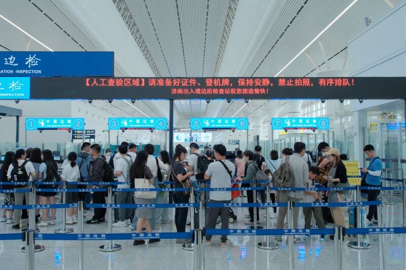 双节期间济南口岸日均出入境客流量同比增长2278% 济南边检民警24小时在岗守护国门安宁
