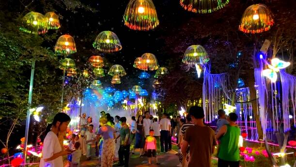 潍坊市潍城区：“光影世界”成为游客度假“打卡地” 20多个夜游项目呈现视觉盛宴