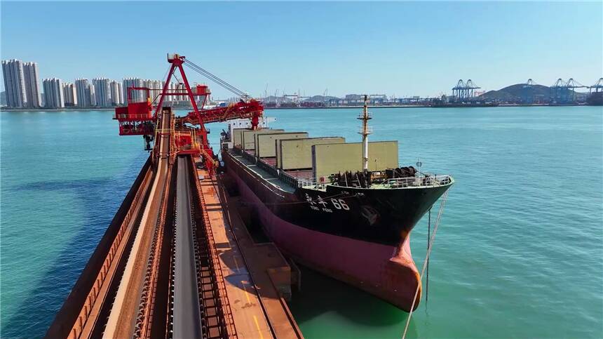 山东港口青岛港首台自动化装船机正式投用 装卸效率行业领先