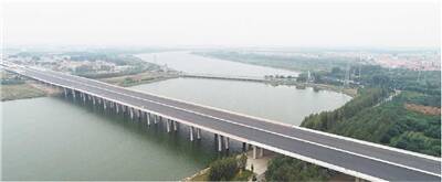 青岛：国道204大沽河主线桥沥青铺筑展开 年底通车