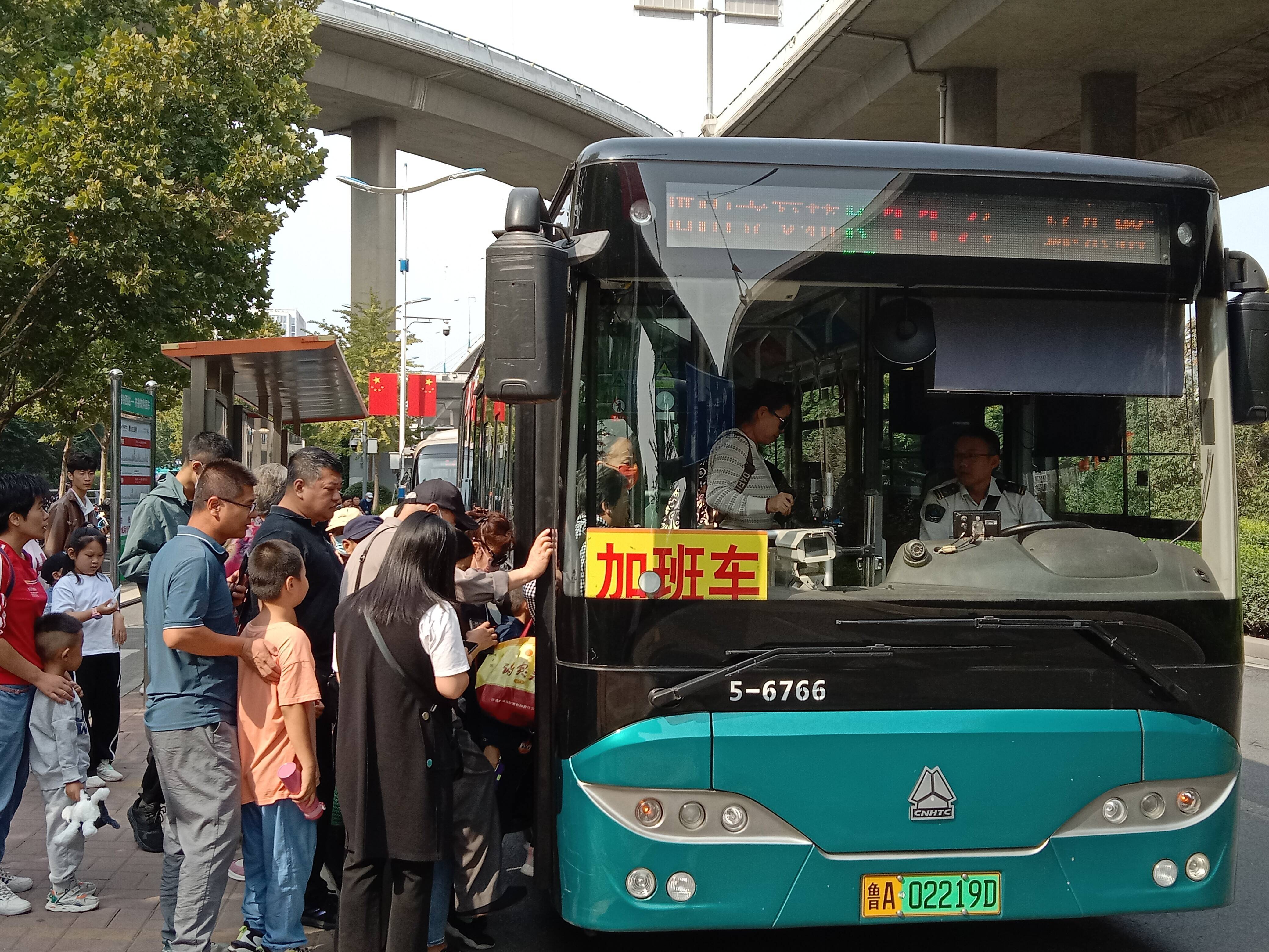 双节假期济南公交完成营运班次约31.5万班，完成客运量约947万人次
