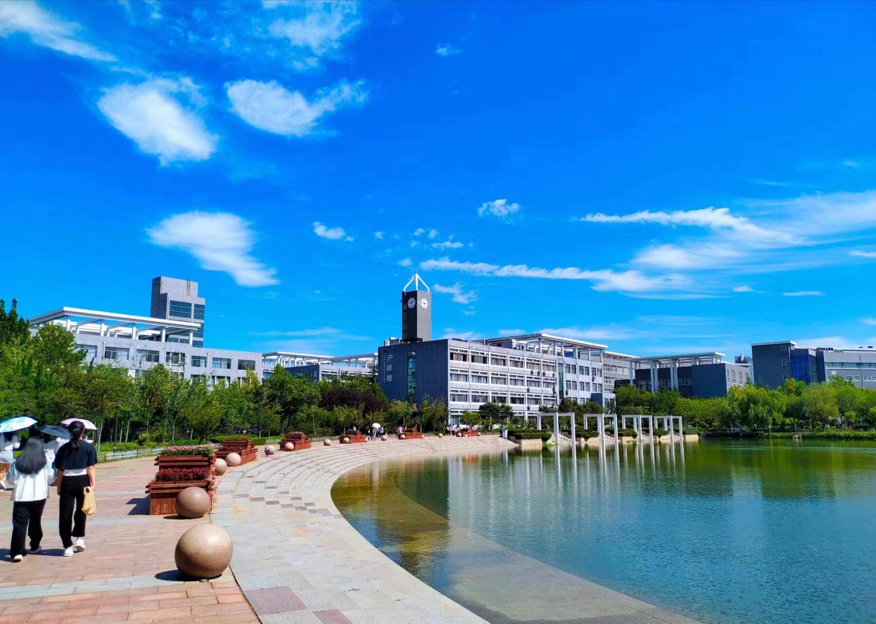 闪电号>校园>滨州医学院>01在滨医,理想的校园生活或许是图书馆浩瀚