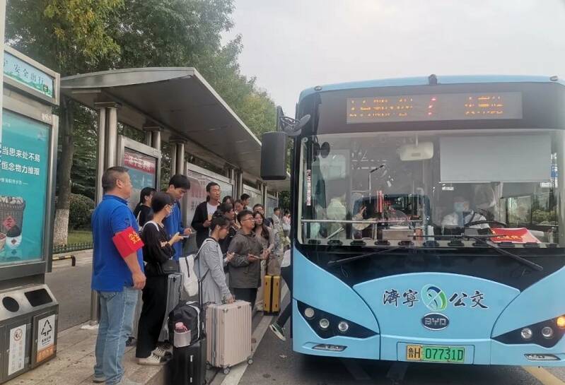 济宁公交“双节”假期不停歇 累计运输乘客143.3万人次