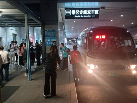“双节”泰安公交为乘客提供安全顺畅出行服务