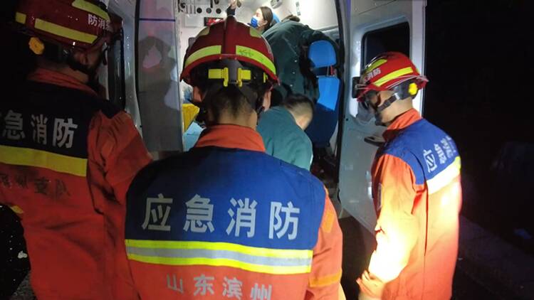 高速两车追尾一司机被困 滨州消防紧急营救