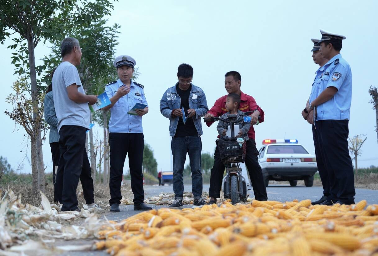 陽(yáng)信交警深入田間地頭與群眾“拉家常”話(huà)安全