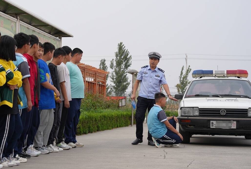 陽(yáng)信交警進(jìn)校園 學(xué)生“零距離”體驗(yàn)車(chē)輛盲區(qū)