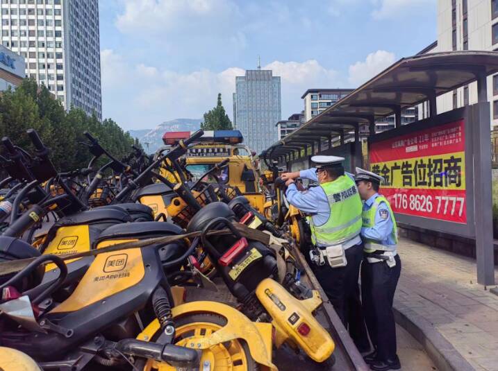 泰安交警集中清理不规范共享电单车