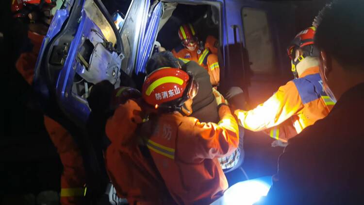 深夜两车追尾导致一人被困 滨州消防部门紧急救援