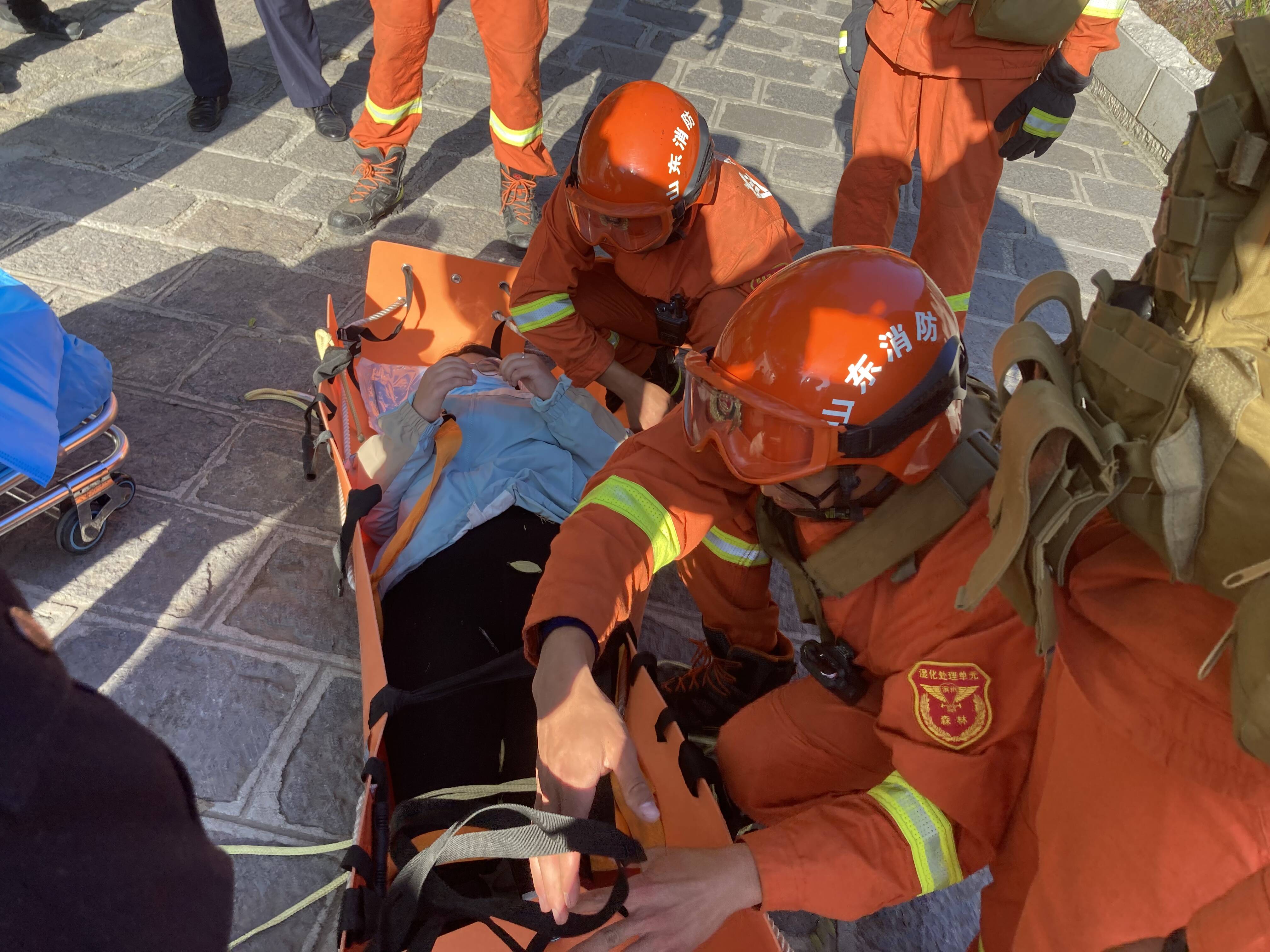 邹平：女生爬山崴脚被困山顶 消防员担架救援护送就医