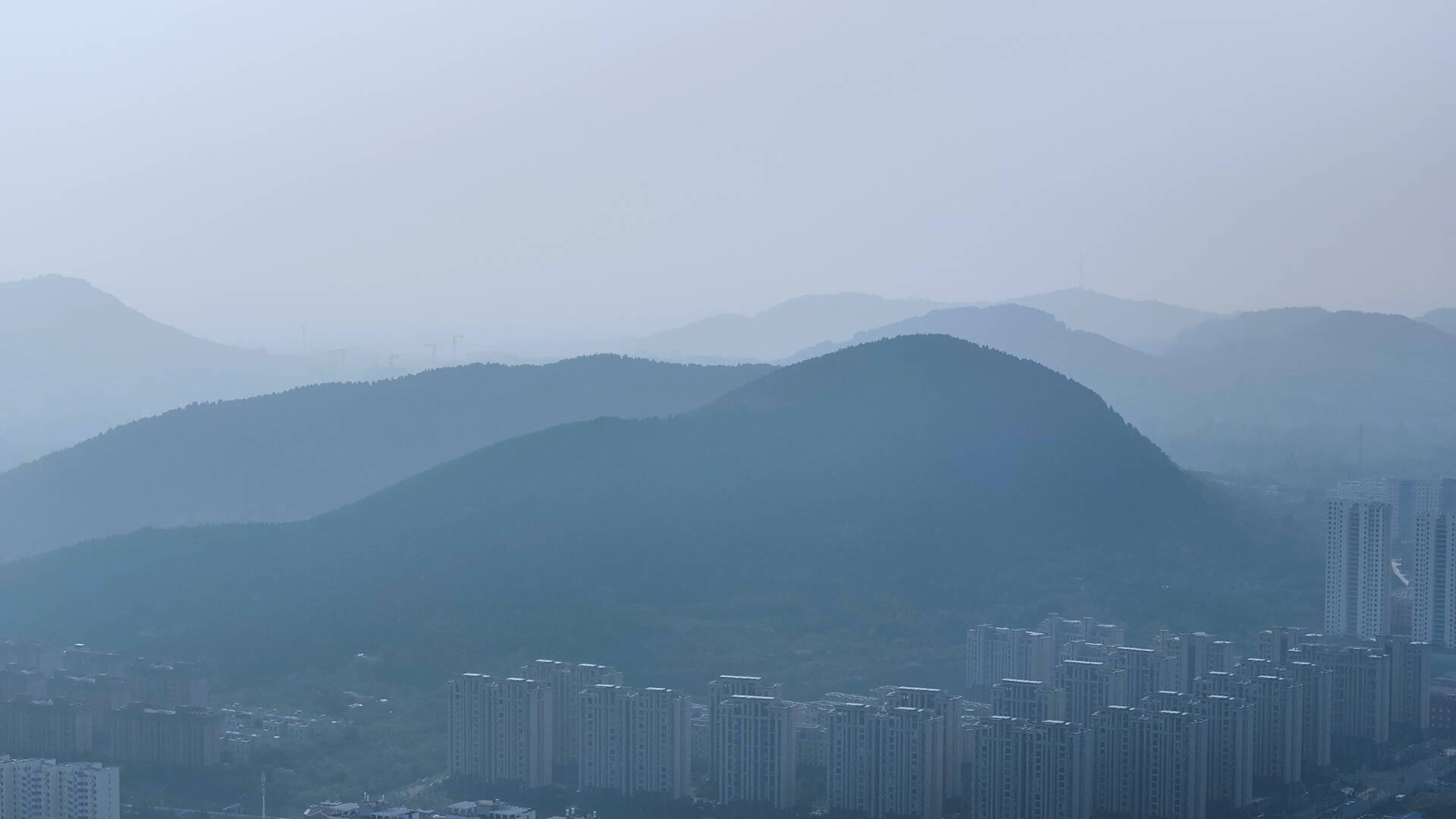 枣庄新城雾气氤氲如实景水墨画