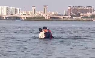 紧急救援！救援队巡查遇女孩落水 队员火速跳入河中托举上岸