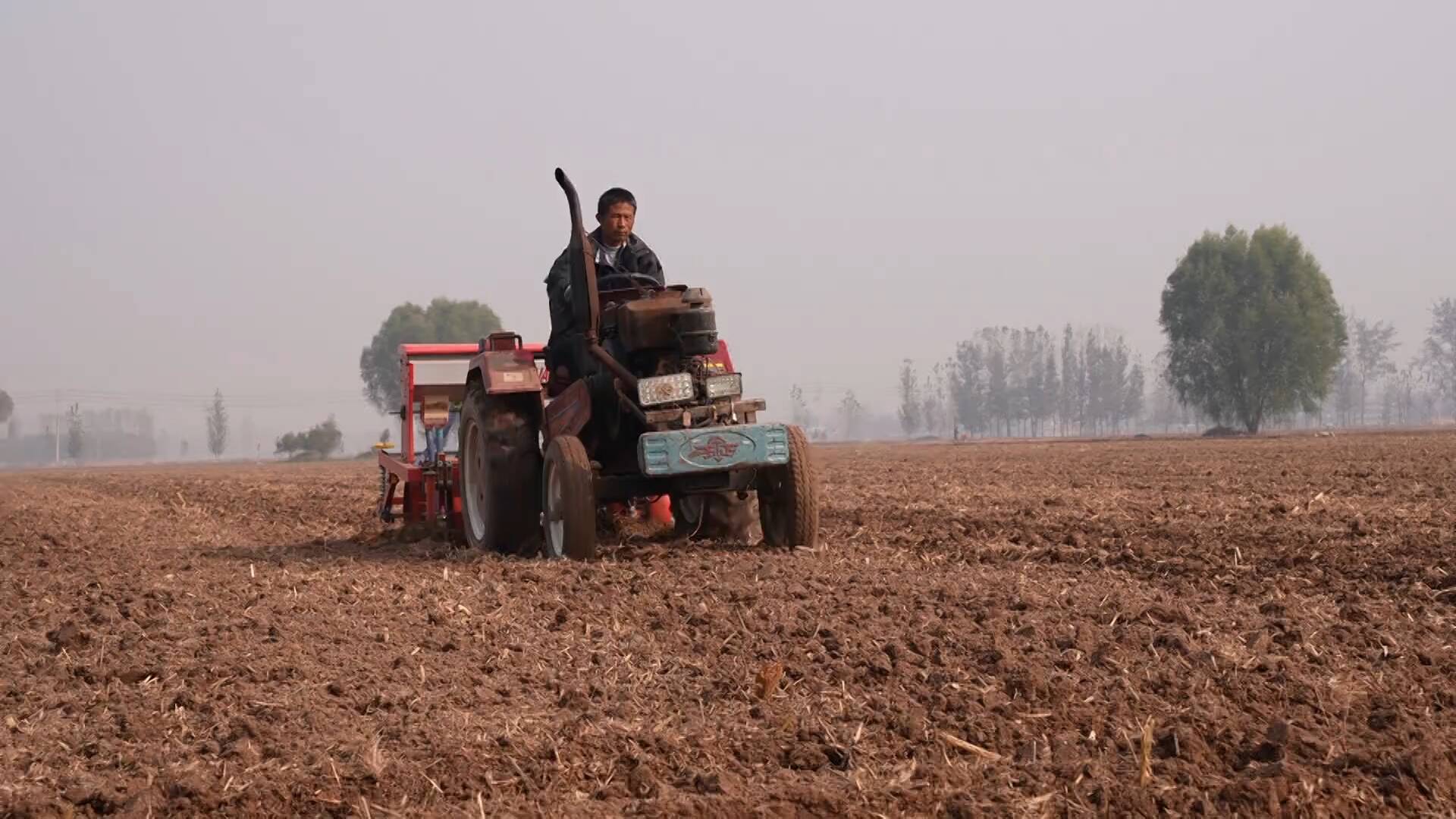 菏泽定陶：66万亩小麦播种陆续展开 农技专家田间支招