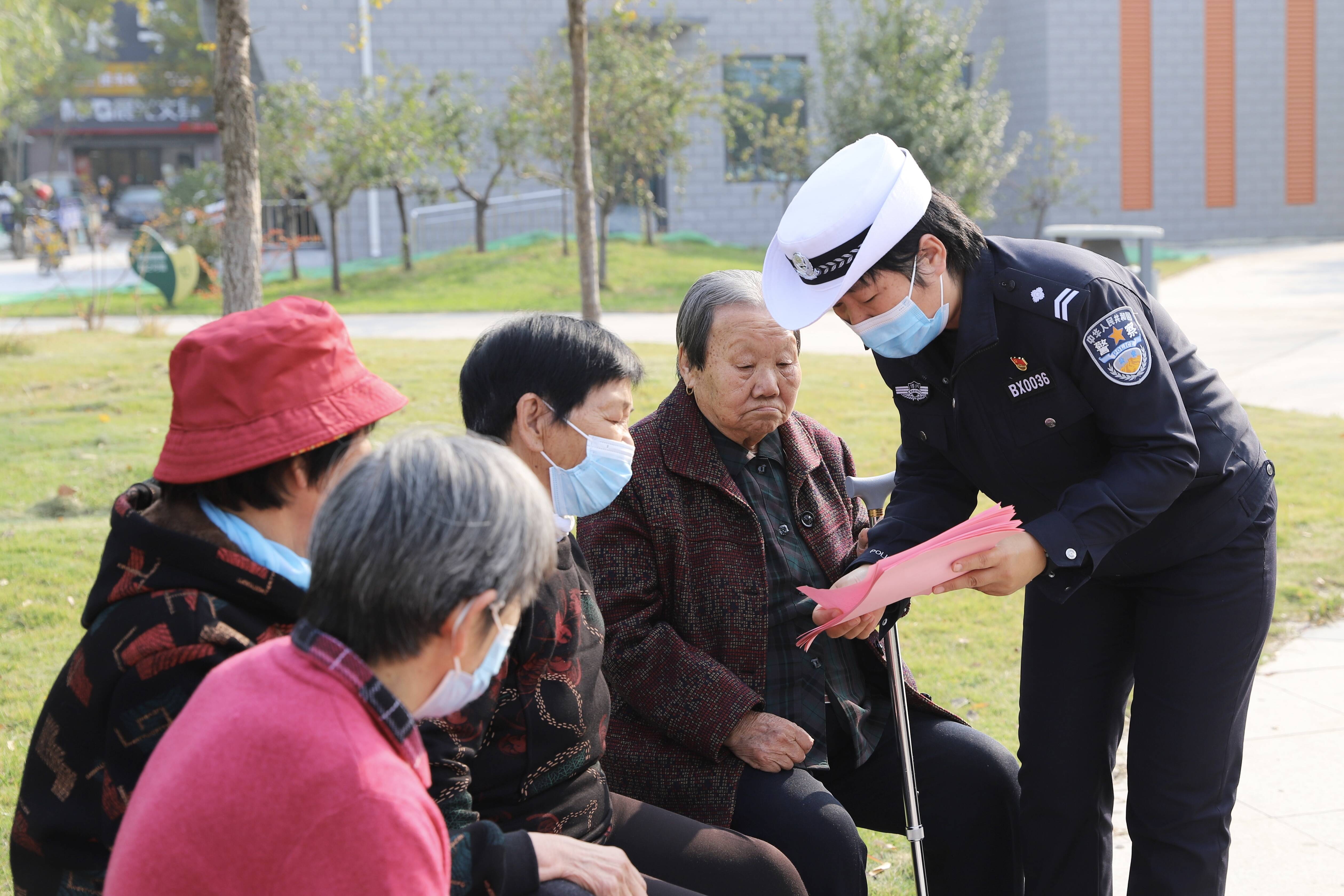 九九重陽節 濃濃敬老情 博興公安交警積極開展老年人交通安全宣傳活動