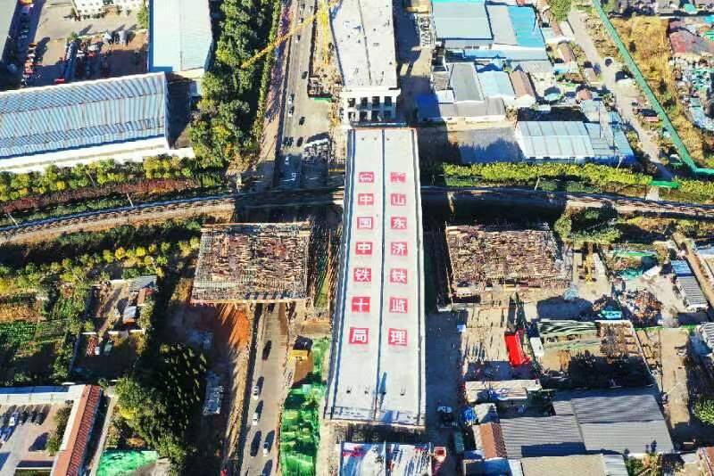 淄博市快速路鲁泰大道上跨张东铁路转体桥成功转体