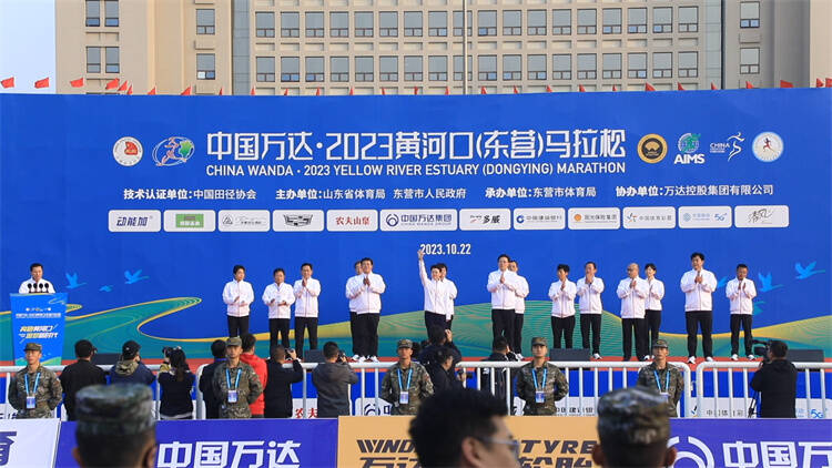 2023黄河口（东营）马拉松赛鸣枪起跑 男女选手均破赛会纪录