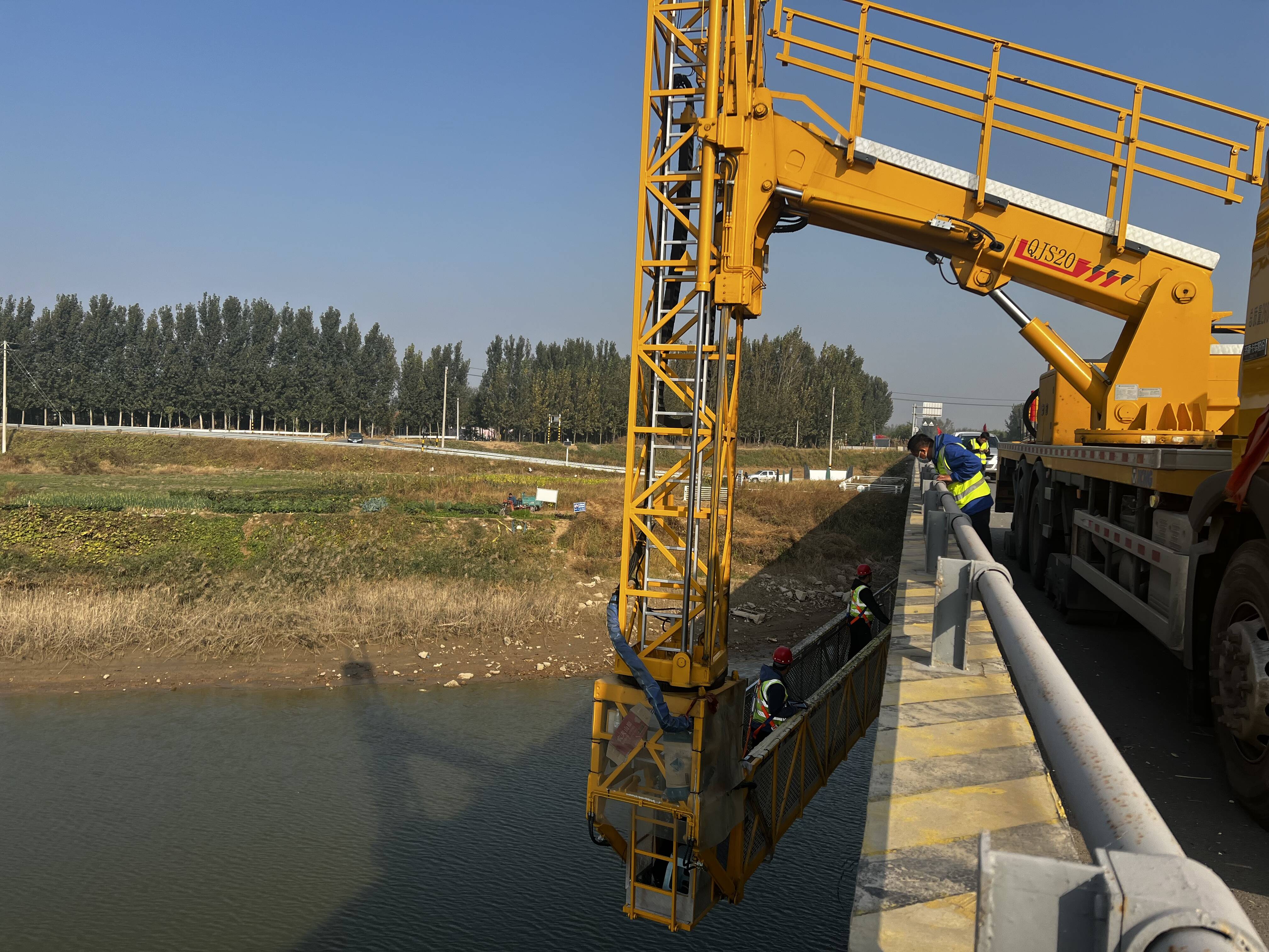 庆云公路分中心开展重点桥梁安全检测工作