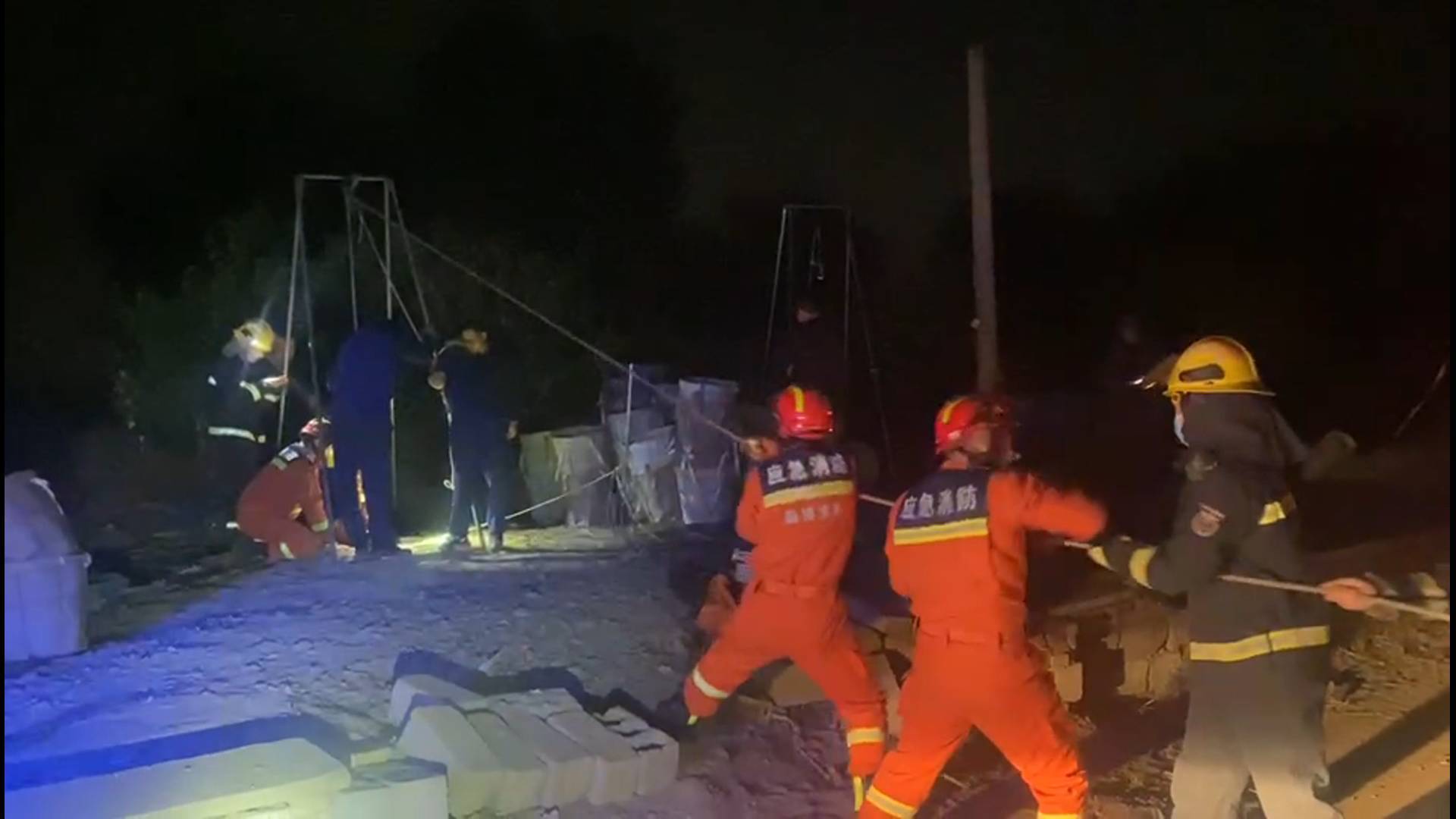 险！淄博一村民夜间跌入9米深姜窖 消防紧急救援