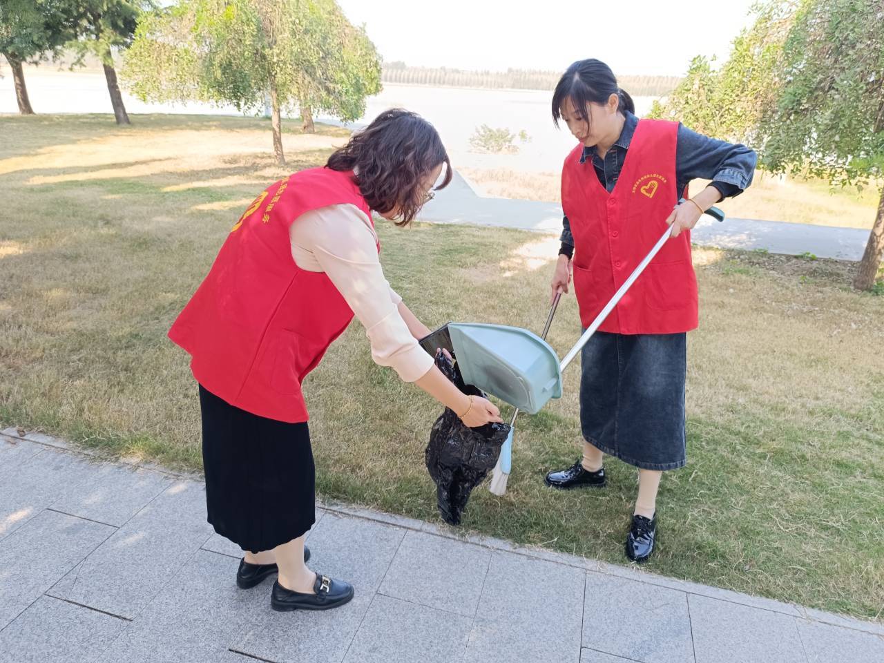 天桥区金色悦城幼儿园党支部开展瞻仰泺口九烈士纪念碑活动