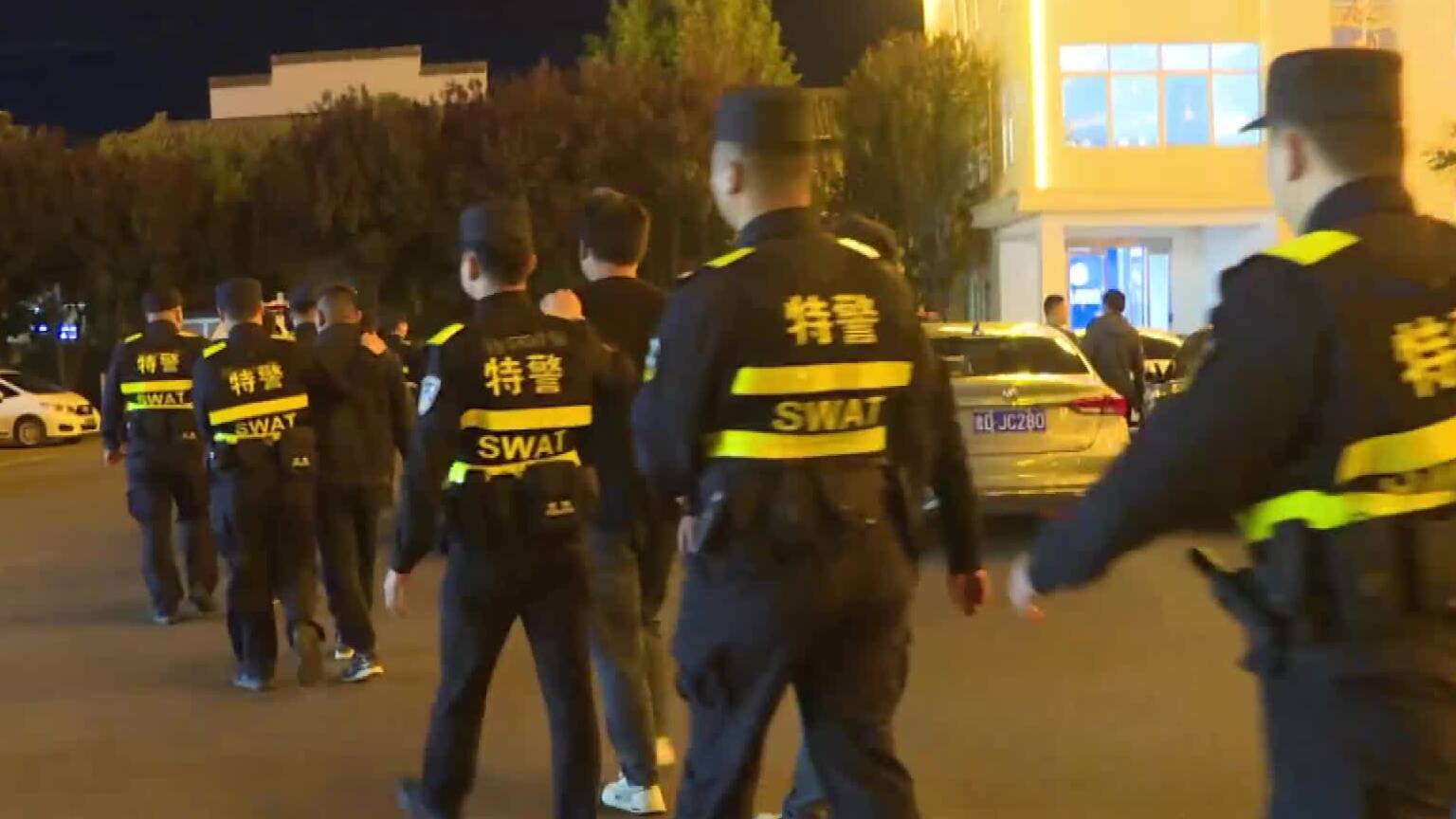 枣庄警方押解14名电诈犯罪嫌疑人回到台儿庄
