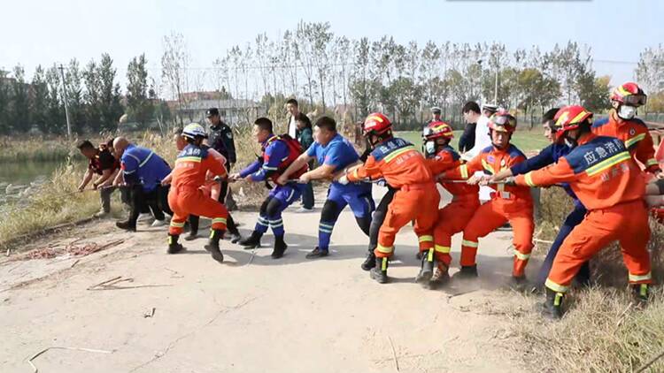 滨州博兴：轿车不慎落水 救援人员争分夺秒救起三人