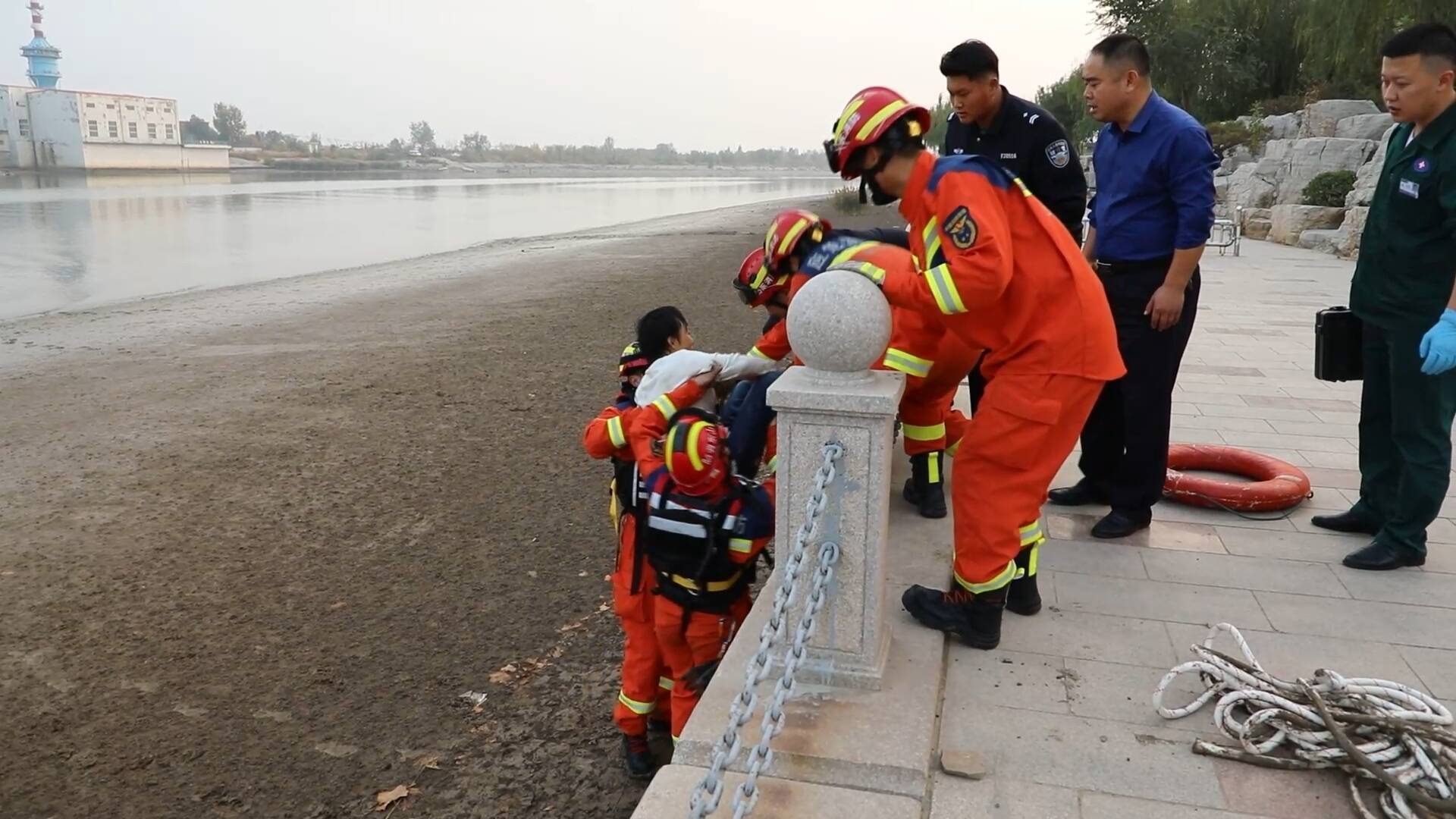 滨州：河水涨潮女子被困 渔民消防接力救援