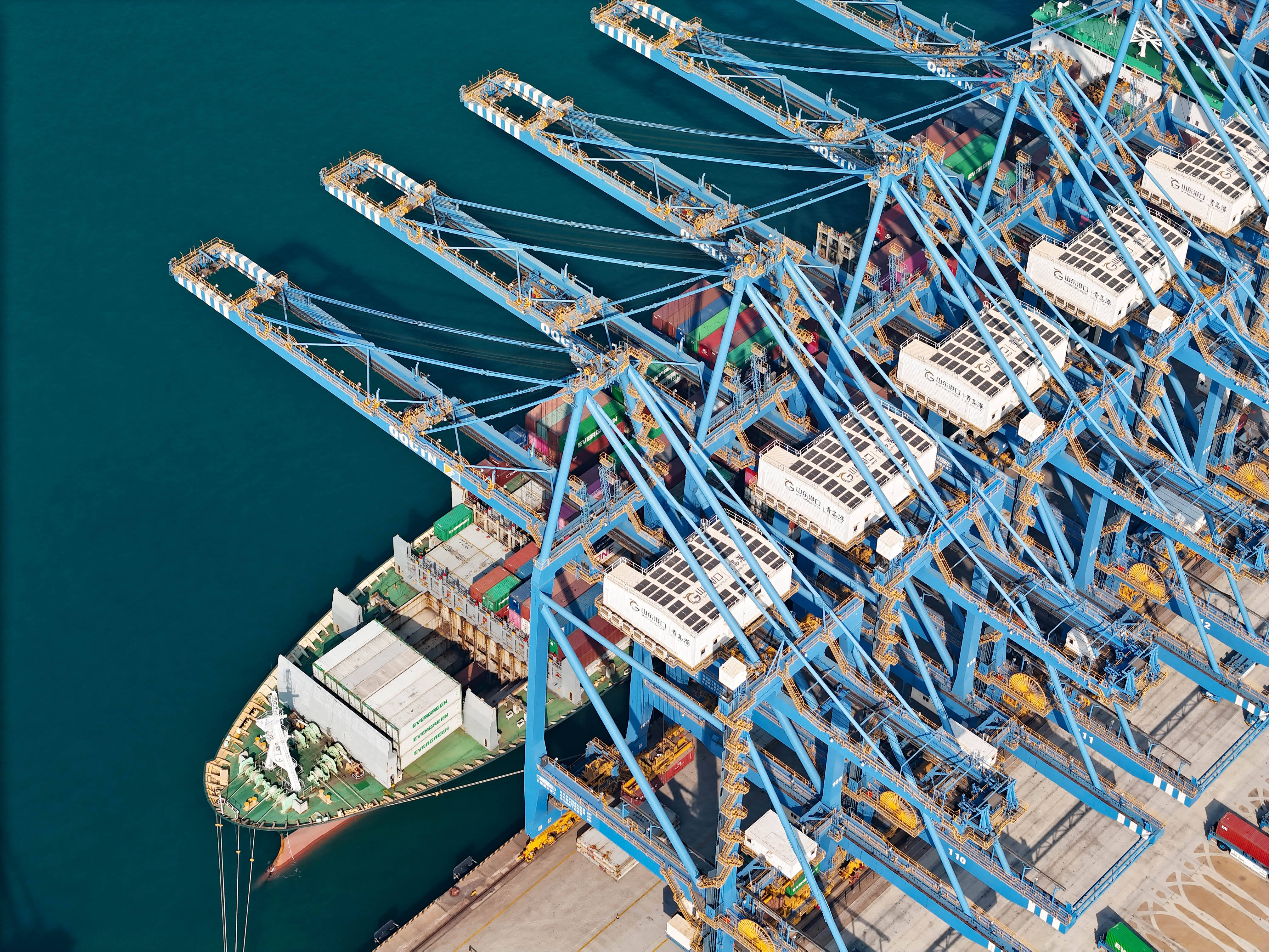 青岛港“智慧监管”使自动化码头再提升3.2%作业效率