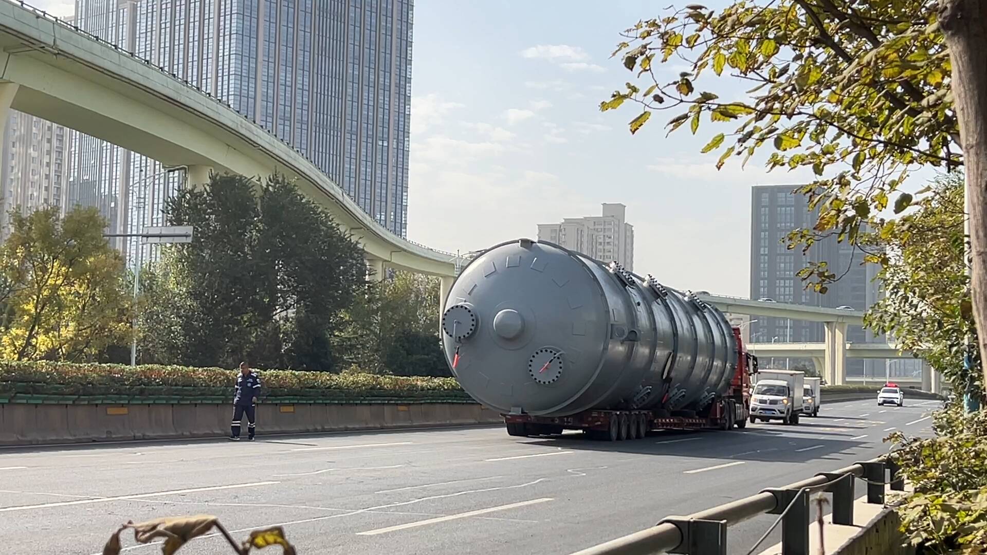 济南燕山立交一大型罐车因超高卡在桥上 临时管控道路目前逐步放行