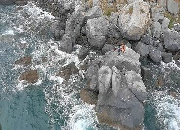 18人出海钓鱼被困海岛悬崖 救助直升机出动救回