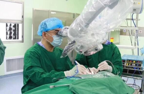 威海市中心医院在本地区率先完成内镜下经眉弓锁孔肿瘤切除手术