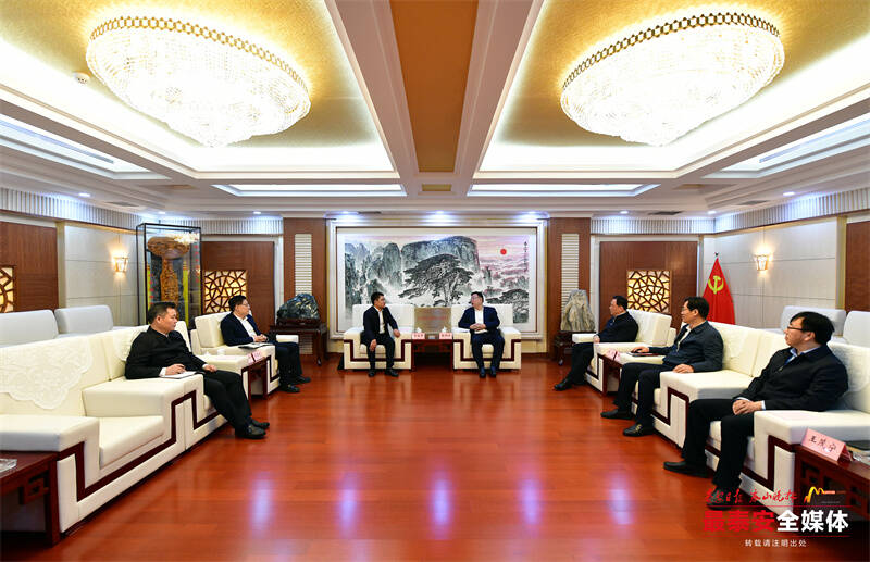 杨洪涛接见泰安市全国新时代“枫桥经验”先进典型单位代表