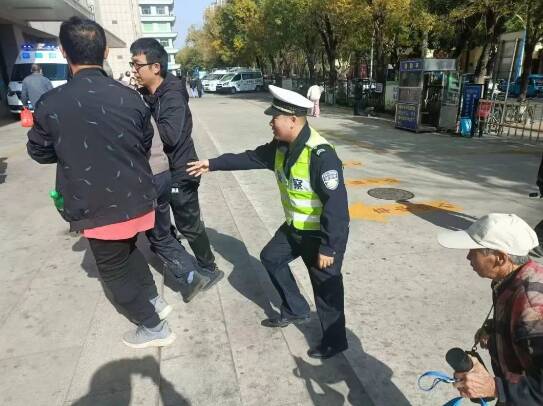 濱州經開交警緊急護送手指受傷群眾就醫