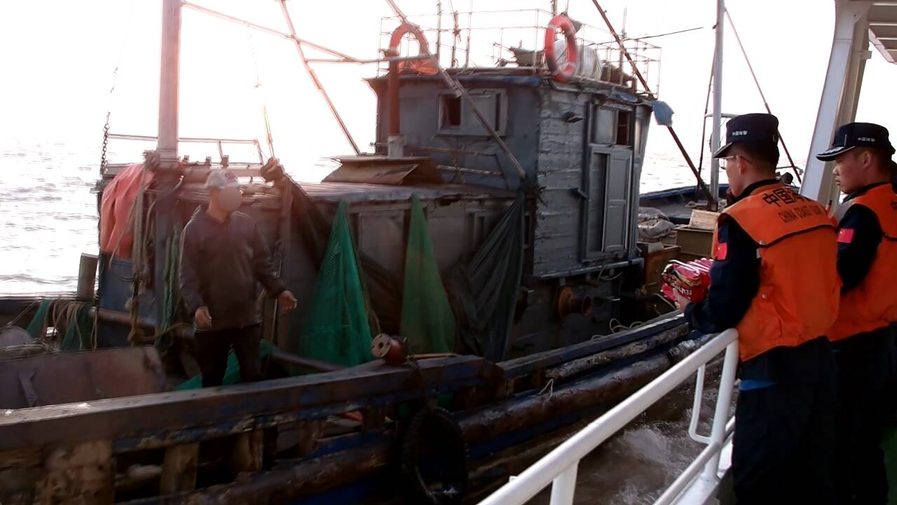 渔船在东营海域失去动力致3人被困 山东海警凌晨紧急救援